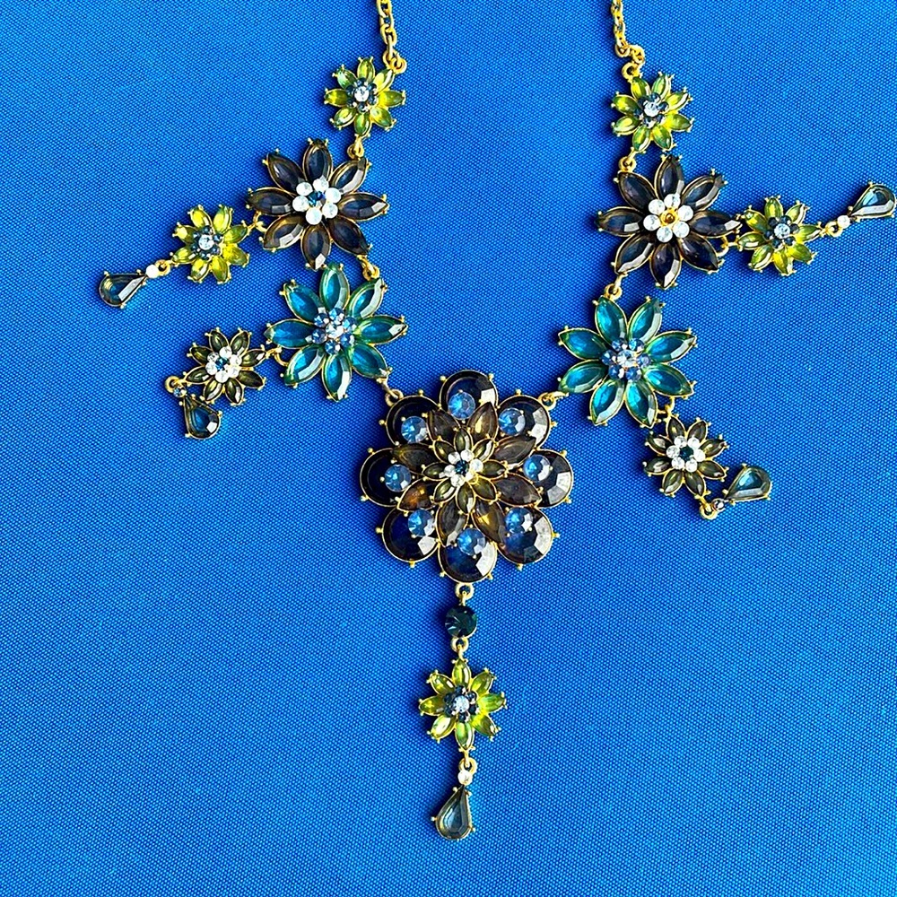Floral design necklace.